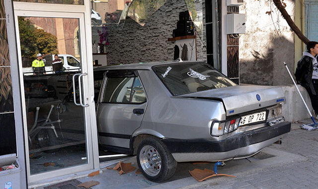 Başka Bir Aracın Çarptığı Otomobil, Berber Dükkanına Girdi