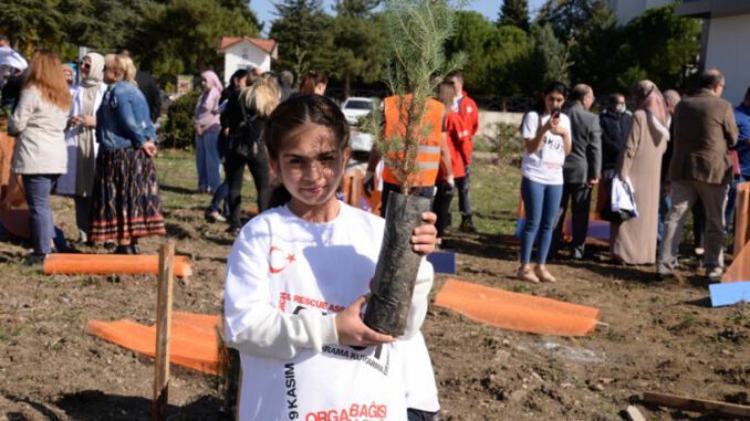Bursa Uludağ Üniversitesi'nden 'Toprak Olma Fidan Ol' Etkinliği