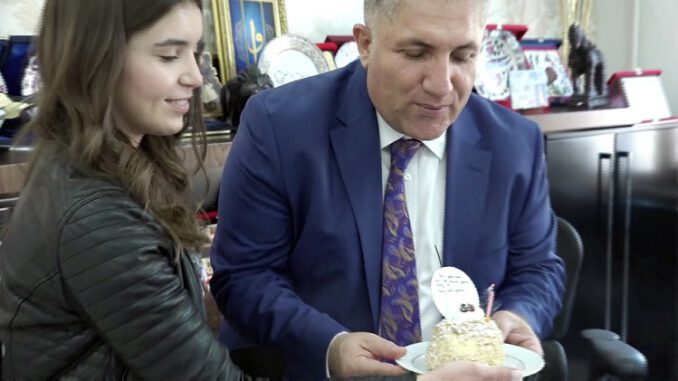 Bursa Yenişehir Kaymakamı Seyitoğlu'na Muhabirlerden Sürpriz Doğum Günü Kutlaması