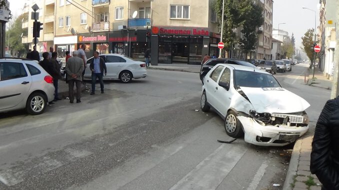 Bursa’da İki Otomobil Çarpıştı, Anne Ve Kızı Yaralandı