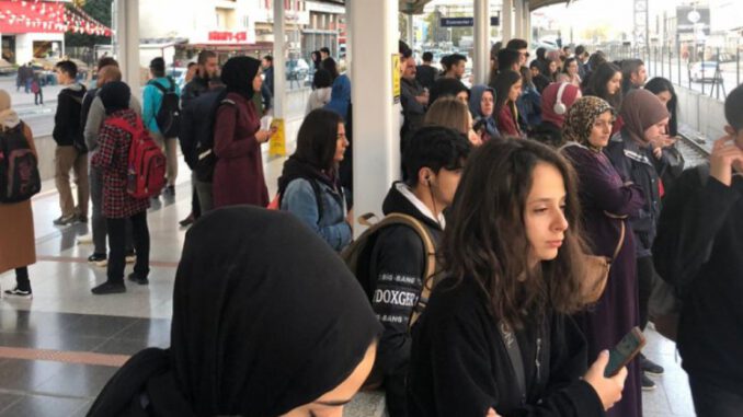 Bursa'da Metro Seferleri Durdu! Kalp Krizi Geçiren Vatandaşa Vagonda Müdahale Edildi