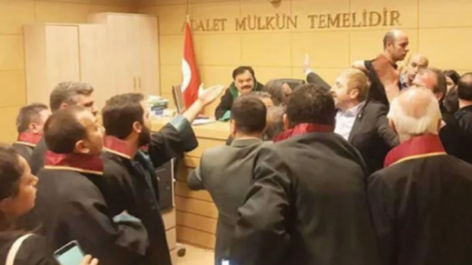 Etek Boyu Ölçen Hakim 5 Ay Sonra Göreve Döndü