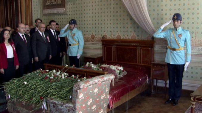 Gazi Mustafa Kemal Atatürk Dolmabahçe Sarayı'nda anıldı