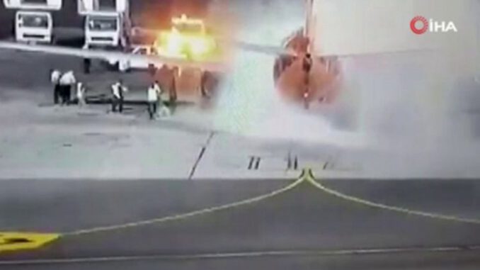 Mısır'da iniş yapan uçak alev aldı
