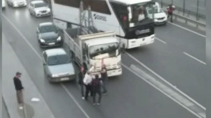 Trafikte sopalı kavga!