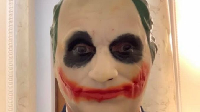 Ukrayna'da Bir Milletvekili Parlamentoya Joker Maskesiyle Geldi