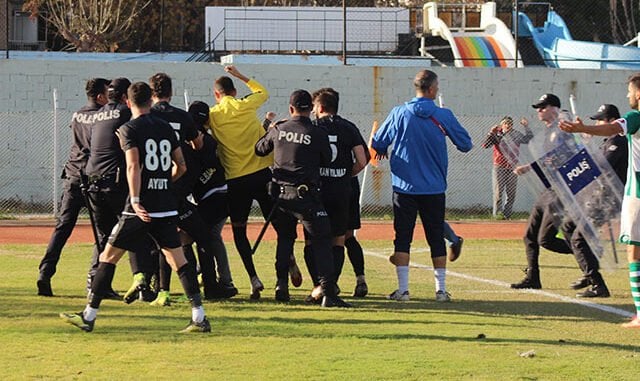 9 Kırmızı Kartlı Maç Tatil Edildi