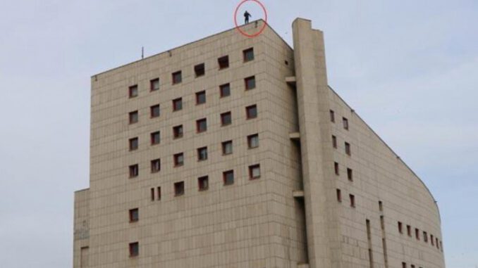 Askerde Kalmak İçin 50 Metrelik Binanın Tepesine Çıktı!