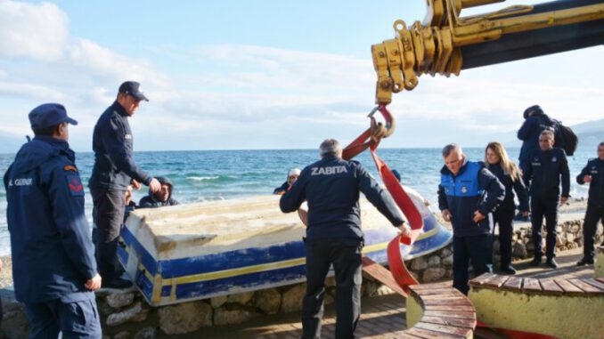 Bursa Mudanya'da İzinsiz ve Sahipsiz Tekneler Ekipler Tarafından Toplandı