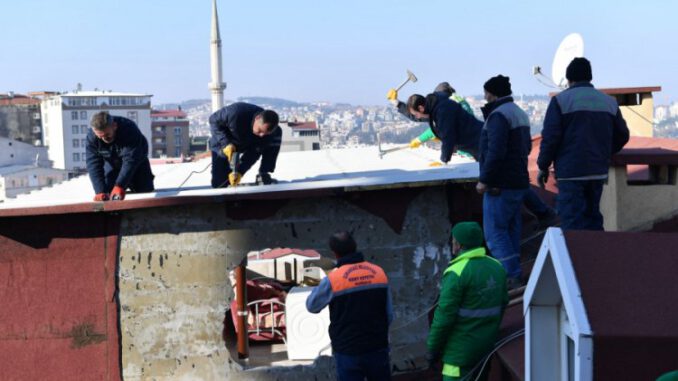 Bursa'da Ev Sahibi Kapıyı Açmayınca Ekipler Çatıdan Atlayıp Yıkım Yaptı!