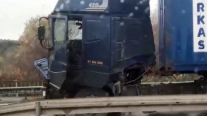 Bursa'da İki Tır Çarpıştı, Kilometrelerce Araç Kuyruğu Oluştu