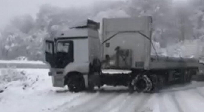 Bursa'da Kar Yağışı Sonrası Kaza Getirdi TIR Yolu Kapattı