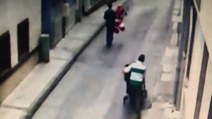 Bursa'da yabancı uyruklu hırsızlar ikizlerin bebek arabasını böyle çaldı