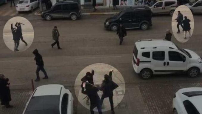 Cadde ortasında sopalarla birbirlerine saldırdılar