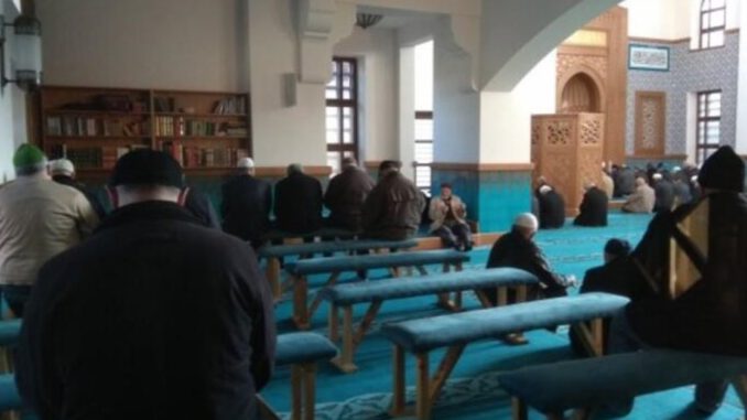Camilerde Sabit Oturaklarda Namaz Uygulaması Kaldırıldı