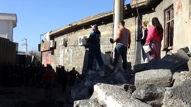 diyarbakir-da-cevik-kuvvet-ekibine-tarihi-tas-12724032_o