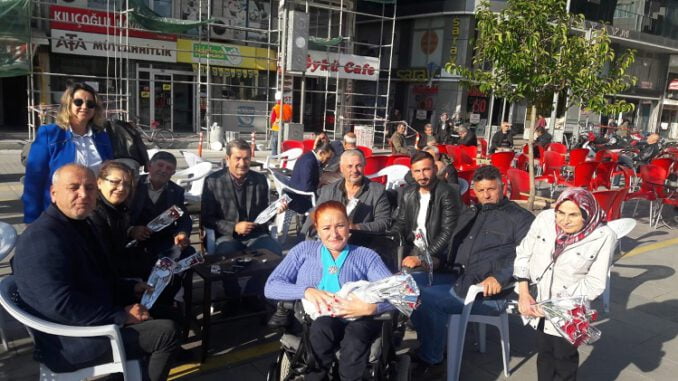 Engelliler esnafa karanfil dağıttı (2)