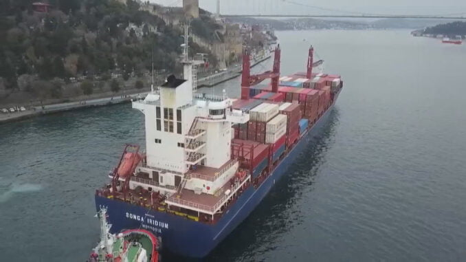 istanbul-bogazinda-kargo-gemisi-karaya-oturdu