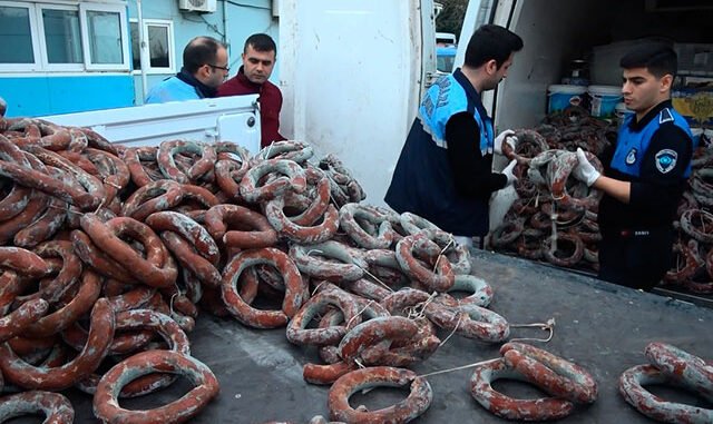 Kokmuş ve Küflenmiş Ürünleri Satmaya Çalışırken Yakalandı