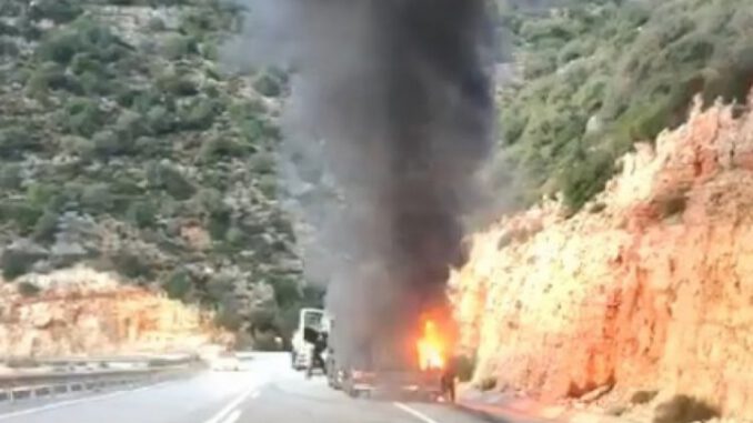 Lastiği Patlayan Çimento Yüklü Tır Alev Alev Yandı