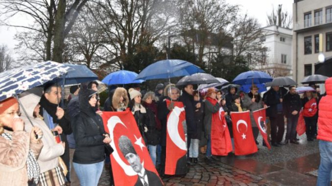 Skandal Atatürk Yayını Hamburg'da Protesto Edildi