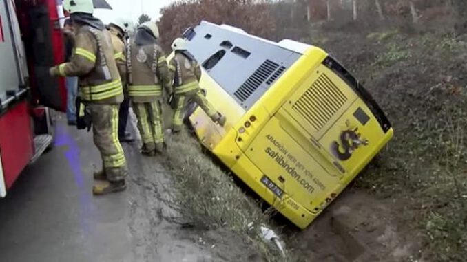 son-dakika-istanbul-da-iett-otobusu-kaza-yapti-12747456_7368_o (1)