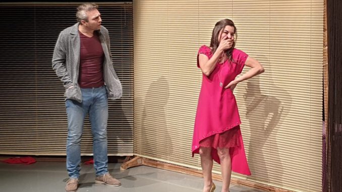'Topuklu Terlik Süt Yapar' Oyununa Bursalılardan Tam Puan