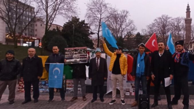1232024-bursa-daki-uygur-turku-ogrencilerden-protesto-5e0c504ee3fd6