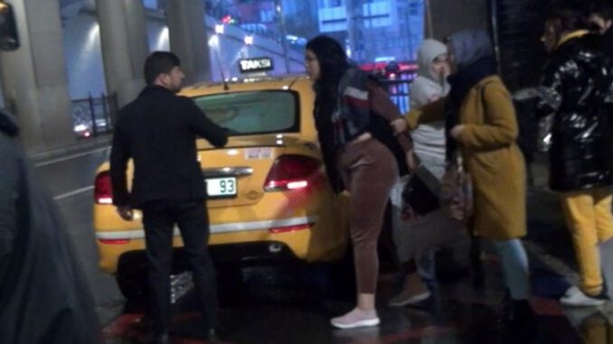 15 Liralık Ücreti Vermedi... Şemsiye ve Tekmeler Havada Uçuştu