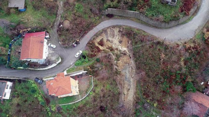 3 Evin Boşaltıldığı Heyelan Bölgesinde İnceleme Sürüyor