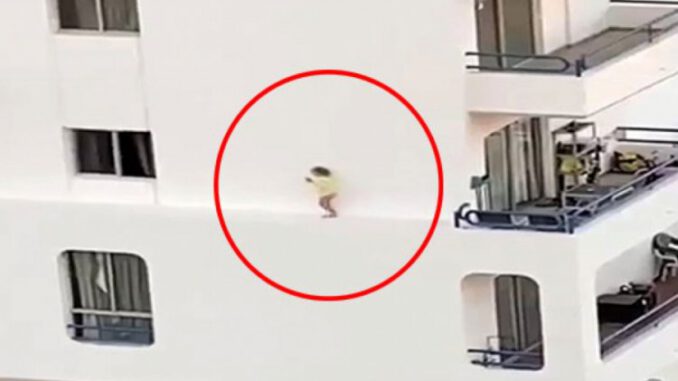Balkondan Balkona Koşan Minik Kızın Tehlikeli Oyunu