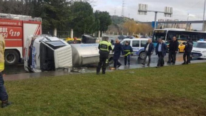 Belediyeye Ait Su Tankeri Devrildi 2 Yaralı