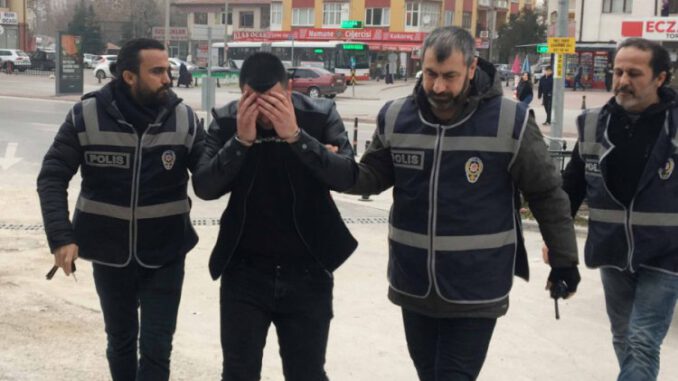 Borcunu Ödeyebilmek İçin Arkadaşına Şantaj Yapmaya Kalktı