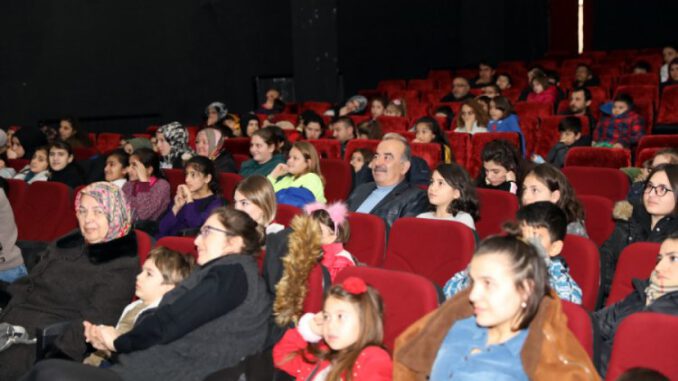 Bursa Mudanya'da Öğrenciler Yarıyıl Tatilinde Sinemada Buluştu
