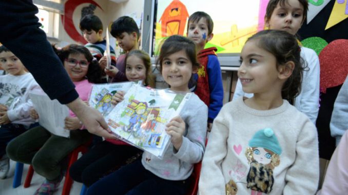 Bursa Osmangazi'de Öğrencilere Karne Hediyesi