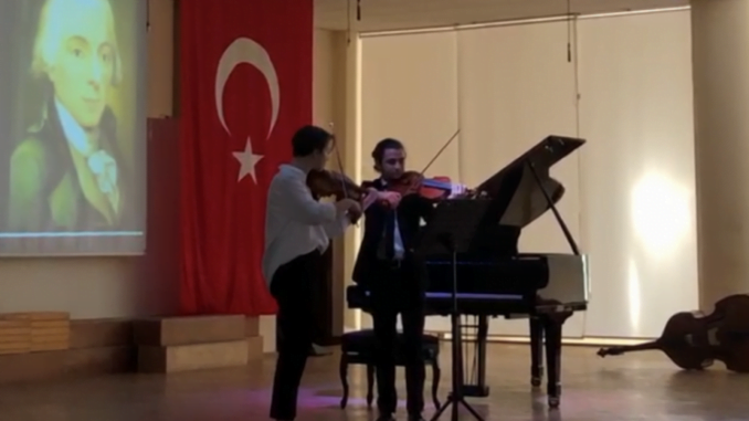 Bursa Zeki Müren Güzel Sanat Lisesi öğrencilerinden kapanış konseri