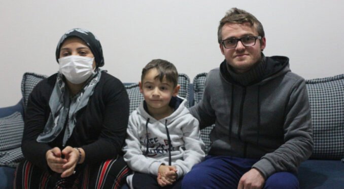 Bursa'da Annesini ve Ağabeyini Kaybettiği Kanseri Yenmek İçin Mücadele Ediyor