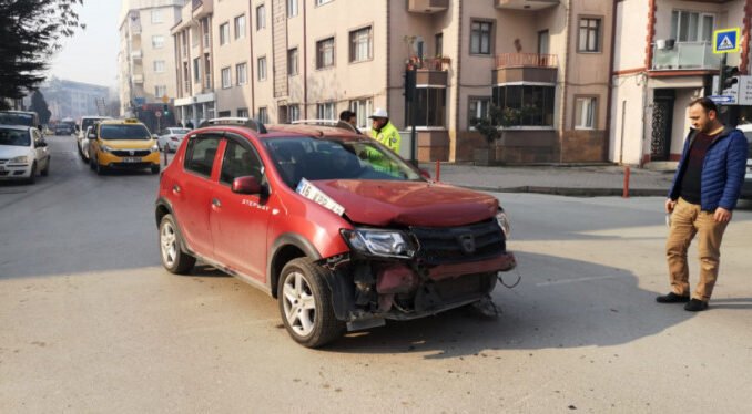 Bursa'da Arkadaşı Hastaneye Götürürken Kazada Yaralandı