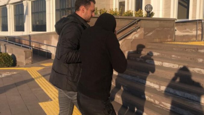 Bursa'da bıçakla kız Yurdunun Kapılarını açmaya Çalışan Şahıs Tutuklandı