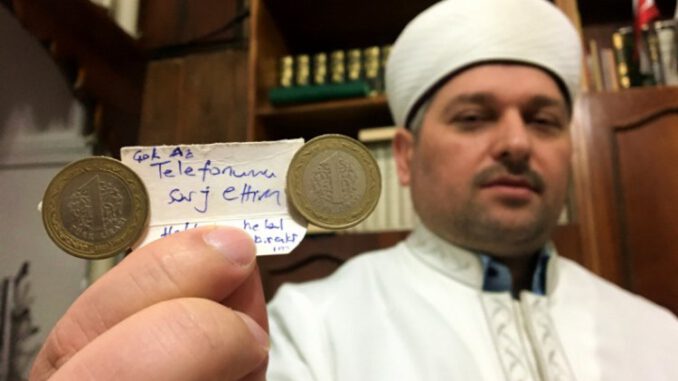 Bursa'da camide telefonunu şarj etti, para bırakıp gitti