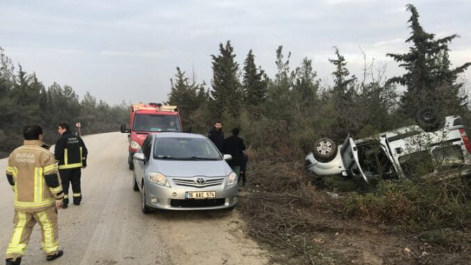 Bursa'da Hafif Ticari Araç Takla Attı 3 Yaralı
