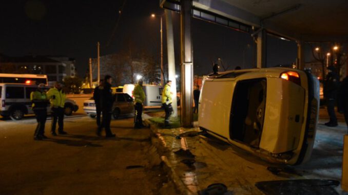 Bursa'da takla atan otomobilden burnu kanamadan çıktı