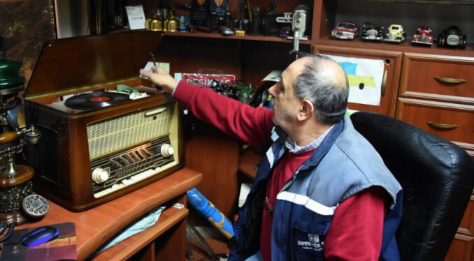 Bursalı iş insanı, bürosunu binin üzerinde antika eşyalarla donattı