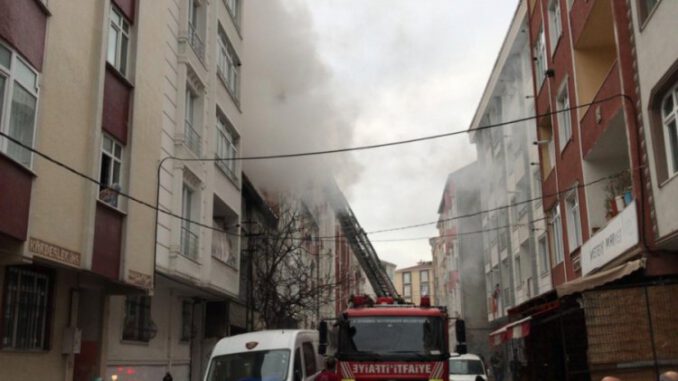 Çatı Yangınında Mahsur Kalanlar Kurtarıldı