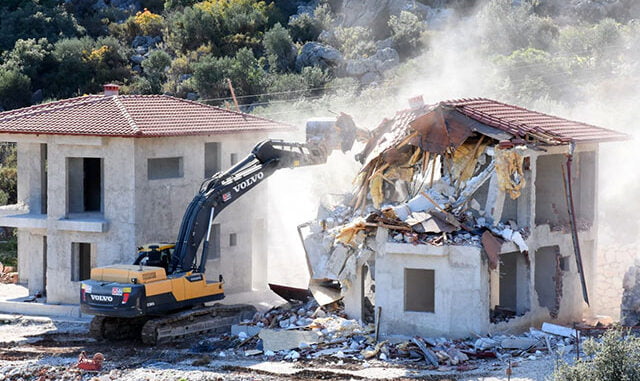 Demre'de Sit Alanına Yapılan 4 Kaçak Villa Yıkıldı
