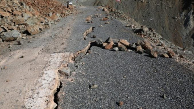Depremin şiddetiyle yolu böyle ikiye ayırdı!