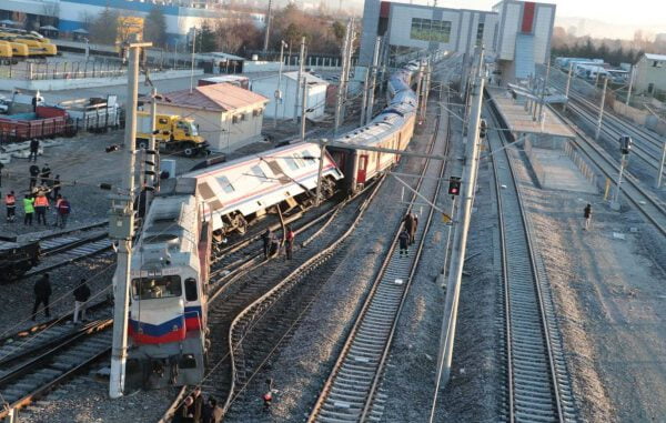 Doğu Ekspresi’nde Boş Lokomotif Raydan Çıktı