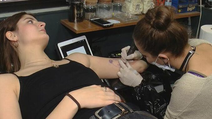 Dövme yaptırma yaşı 14'e indi! Okul tuvaletlerinde piercing takıyorlar