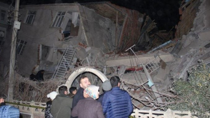 Elazığ'da bir kişi 11 saat sonra enkazdan çıkarıldı