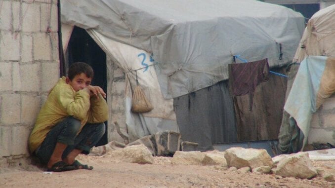 Esad'ın Saldırılarından Kaçan Siviller Çadırlarda Yaşamaya Çalışıyor
